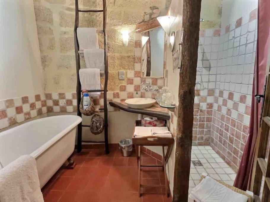 רמולין Chez Lydia - Osez La Vie De Chateau ! Pont Du Gard, Uzes מראה חיצוני תמונה
