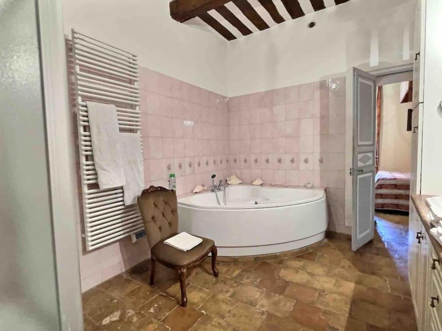 רמולין Chez Lydia - Osez La Vie De Chateau ! Pont Du Gard, Uzes מראה חיצוני תמונה